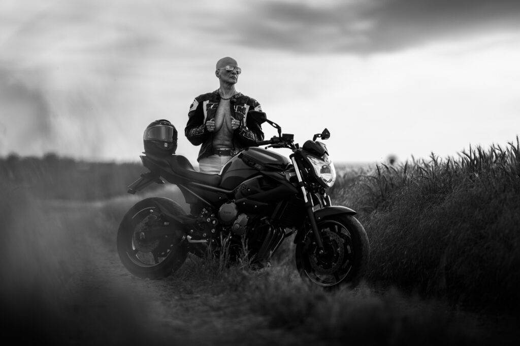 Frau mit Motorrad, welche Brustkrebs hat.