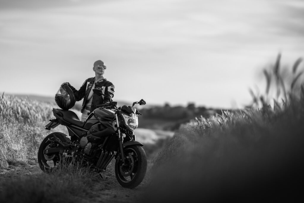 Frau mit Motorrad, welche Brustkrebs hat.